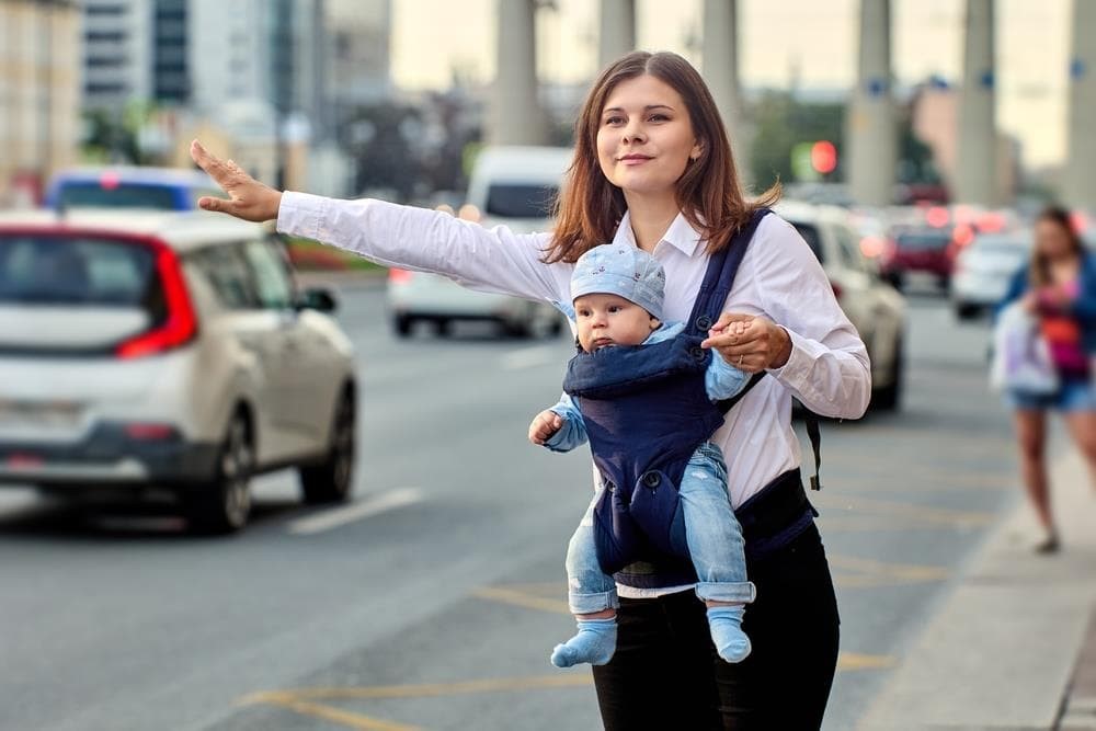 Viajar seguro con bebés. ¡Solicítanos el servicio de sillita cuando realices tu reserva!