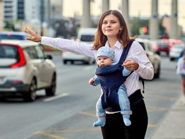 Viajar seguro con bebés. ¡Solicítanos el servicio de sillita cuando realices tu reserva!